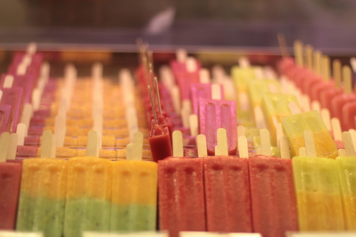 Paletas de hielo de colores y sabores frutales